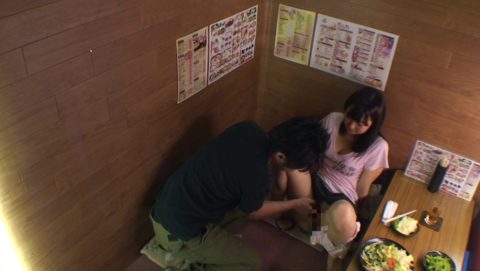 【裏山】居酒屋の個室でセックスするカップルのエロ画像（32枚）・7枚目