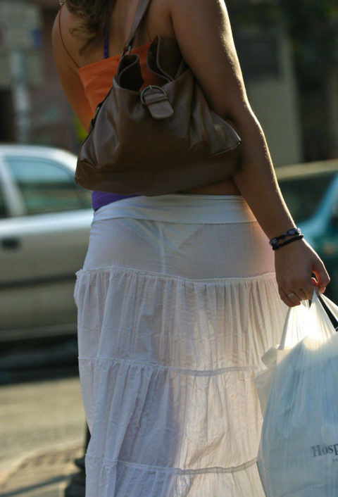 シースルーファッションで街中を歩く半露出狂の女性たち（画像40枚）・8枚目