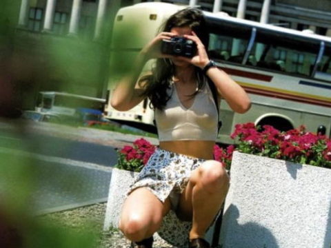 【街撮り】カメラが趣味の素人まんさん、シャッターを切る瞬間の油断を盗撮されるｗｗｗｗｗ・1枚目
