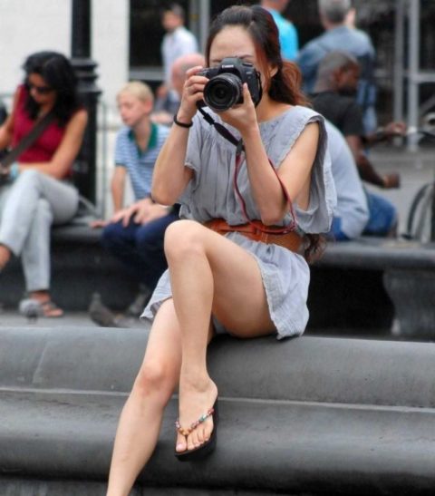 【街撮り】カメラが趣味の素人まんさん、シャッターを切る瞬間の油断を盗撮されるｗｗｗｗｗ・15枚目