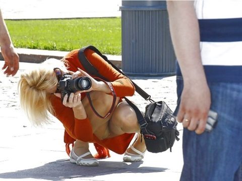 【街撮り】カメラが趣味の素人まんさん、シャッターを切る瞬間の油断を盗撮されるｗｗｗｗｗ・2枚目