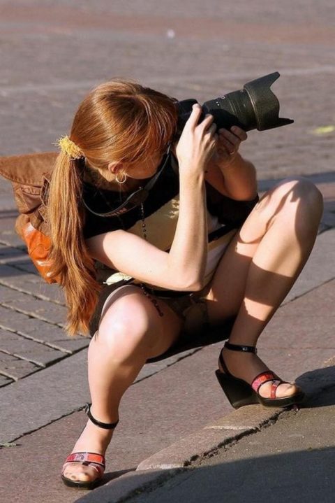 【街撮り】カメラが趣味の素人まんさん、シャッターを切る瞬間の油断を盗撮されるｗｗｗｗｗ・7枚目