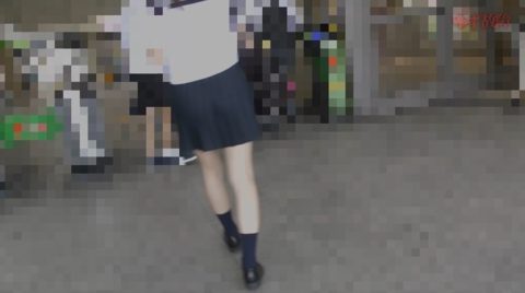 【衝撃】痴漢されたJKさん、まさかの中出しまでされた盗撮映像がコワイ。（動画）・2枚目