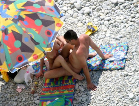 ヌーディストビーチで果敢にセックスしちゃう外国人のエロ画像集（37枚）・11枚目
