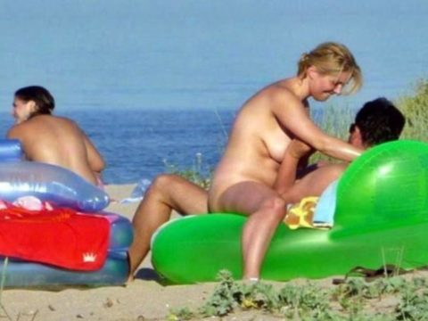 ヌーディストビーチで果敢にセックスしちゃう外国人のエロ画像集（37枚）・28枚目