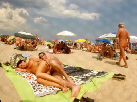 ヌーディストビーチで果敢にセックスしちゃう外国人のエロ画像集（37枚）・36枚目