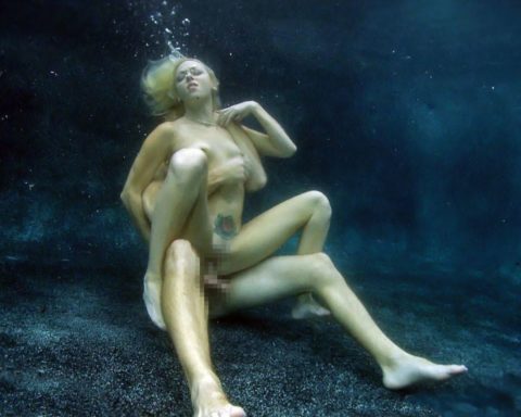 爆乳まんさん、水中でセックスすると おっぱい がこうなる。ロケットすぎやろｗｗｗｗｗｗｗ(画像あり)・18枚目