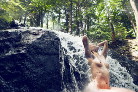 全裸少女、大自然の中で「水浴び」してる光景。これ何処の国だよ・・・（エロ画像）・5枚目