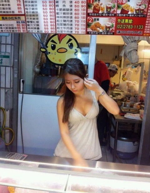 台湾の屋台の売り子さん、谷間 で客引きをしてる件。。（エロ画像53枚）・3枚目