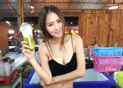 【おっぱい店員】タイの屋台まんさん”谷間”で売上をアップさせるｗｗｗｗｗ・26枚目