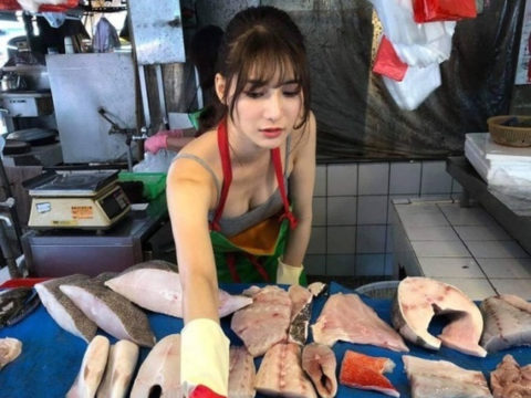 【おっぱい店員】タイの屋台まんさん”谷間”で売上をアップさせるｗｗｗｗｗ・22枚目