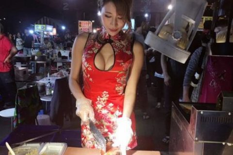 【おっぱい】台湾の屋台店員さん、品物より身体で集客するｗｗｗｗｗｗ・16枚目