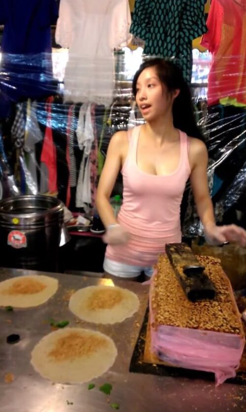 【おっぱい】台湾の屋台店員さん、品物より身体で集客するｗｗｗｗｗｗ・20枚目