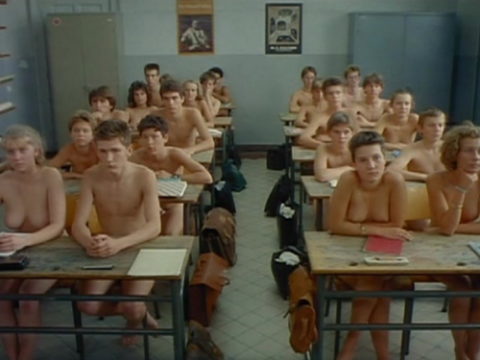 全裸で学校の授業を受ける生徒たちが撮影される。何の宗教なの？？ｗｗｗｗｗ（エロ画像）・1枚目