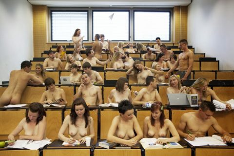 全裸で学校の授業を受ける生徒たちが撮影される。何の宗教なの？？ｗｗｗｗｗ（エロ画像）・18枚目