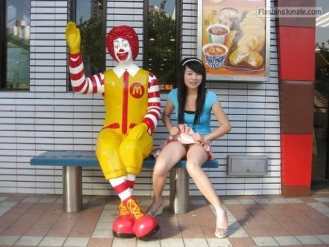 【露出】マックに参上した露出痴女が撮影される…ガチ変態やんけｗｗｗｗｗ・9枚目