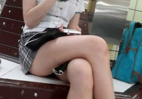 韓国の女子学生さん、ミニスカでお股を集中撮影されるｗｗｗｗｗｗ（22枚）・16枚目