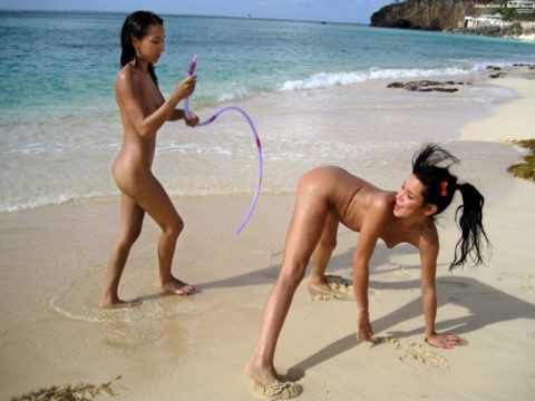 ヌーディストビーチでレズってる女の子たちが撮影される（75枚）・19枚目