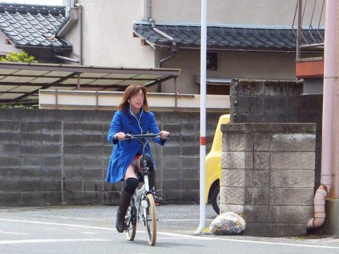 【チャリパンチラ】自転車通勤のOLまんさん、タイトスカートでパンチラ晒しまくってしまうｗｗｗｗｗｗｗ・19枚目