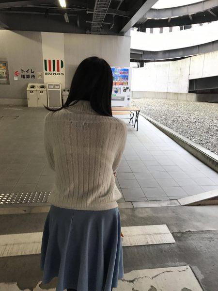 【透けブラ】白いシャツからブラジャーが透けちゃってる盗撮不可避なエロ画像・16枚目