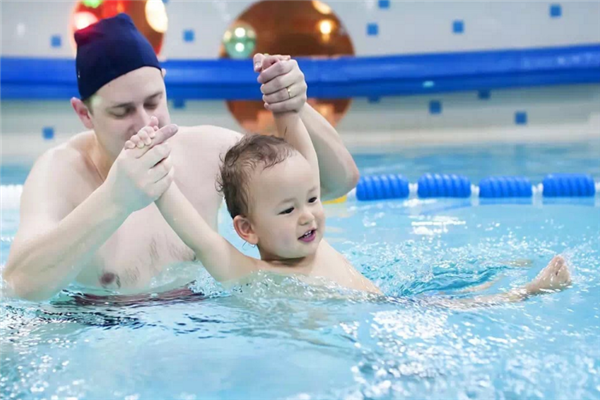 海豚家美国亲子游泳练习游泳