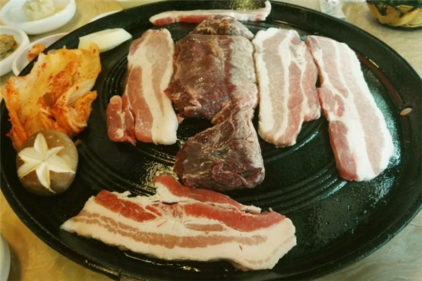 辛成烤肉店烤五花肉