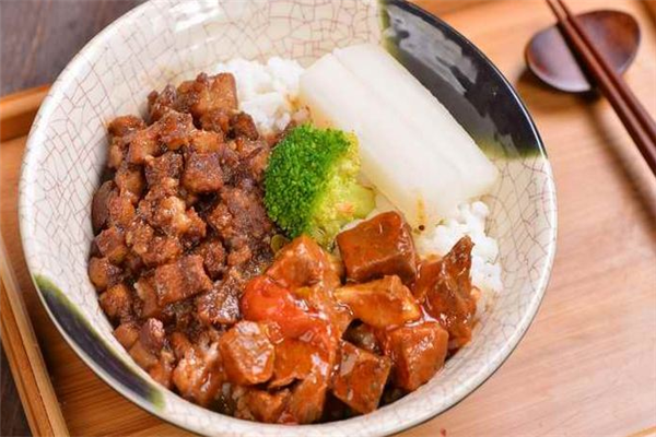 台巴子卤肉饭牛肉饭