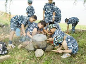 睿麒教育军训做饭