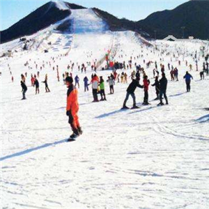 渔阳国际滑雪场站着