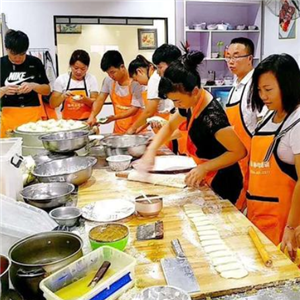 日起餐饮商学院上课