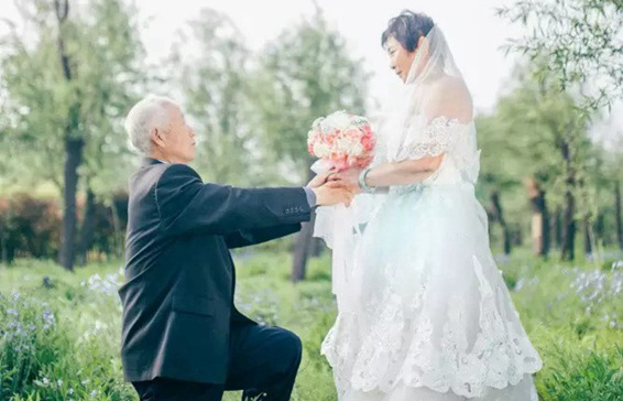 来世もあなたと共に、70代の「結婚写真」