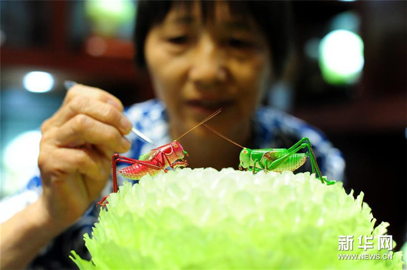 河南省滑県で「キリギリスと白菜」を制作する秦氏絹芸・工芸人の王順嬌さん。