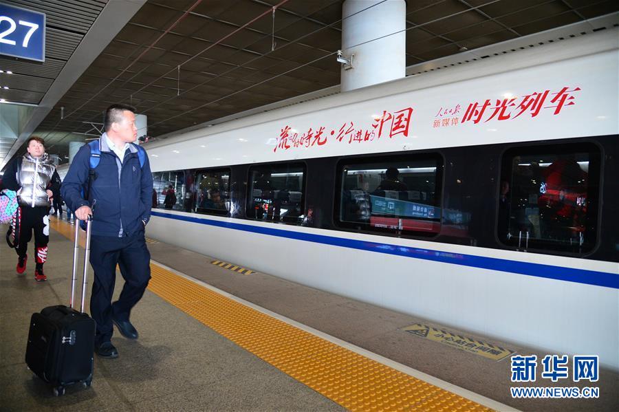 「時光列車」のD1923号に乗って西安北駅から成都東駅に向かう乗客（3月14日撮影・唐振江）。