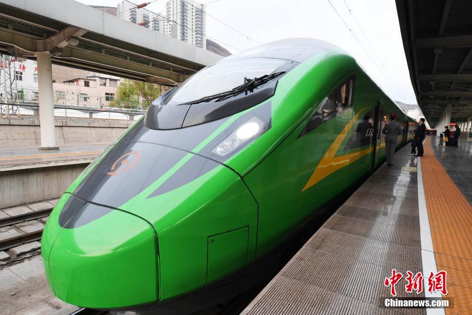 蘭州駅から出発する成都行きの復興号車両「緑巨人」（撮影・楊艶敏）。