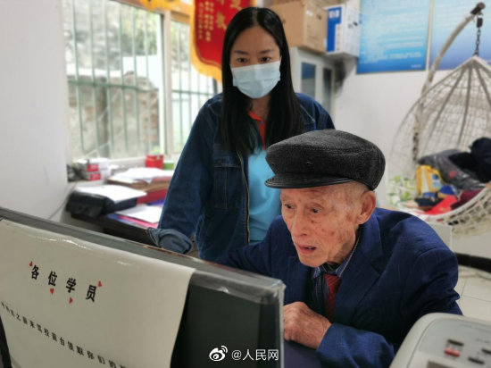 運転免許の能力テストを受ける施兆翔さん（92）。