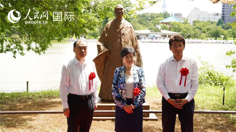 上野公園不忍池の畔で鑑真像の除幕を行う孔鉉佑駐日大使（左）、小池百合子東京都知事、三宅伸吾外務大臣政務官（右）（撮影・呉穎）