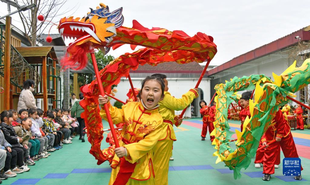 浙江省台州市仙居県の迎暉幼稚園で、旧暦2月2日の「竜抬頭」を記念する行事で竜踊りを踊る園児（2月20日撮影・王華斌）。