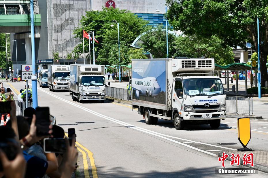 香港海洋公園に向かう2頭のパンダを乗せた特別車（撮影・李志華）。