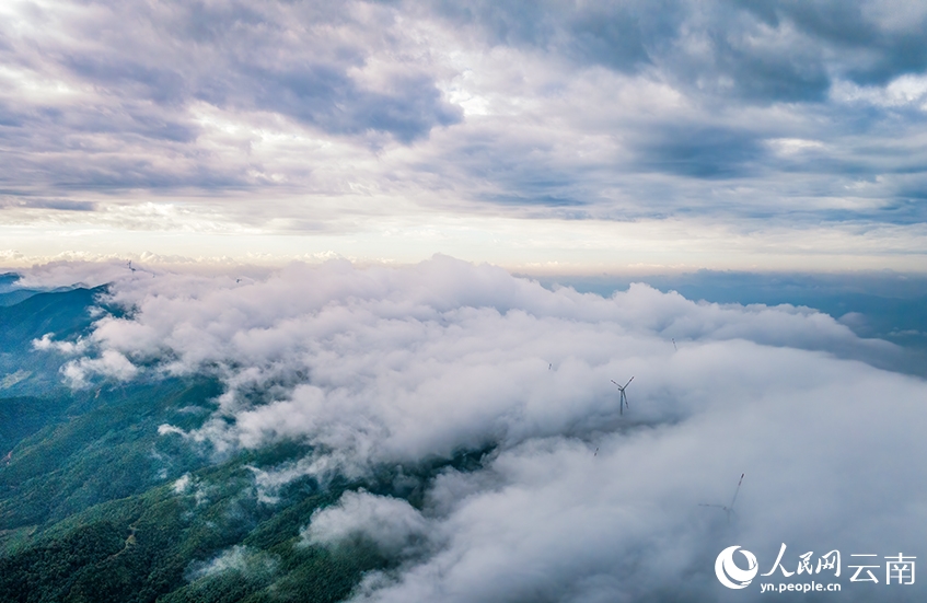 雲南省大理の沙帽山風力発電所と雲海の織りなす風景（撮影・熊発寿）。