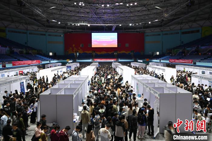 10月16日、北京で開催された合同就職面接会。大学卒業生約3000人が、雇用機関約200社と対面で交流し、履歴書の提出や面接を受けた（撮影・田雨昊）。