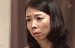 娘の彼氏を夜這いして汗だくで絶叫痙攣イキする美熟女の母親！黒崎真純