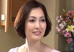 色っぽい美熟女がパイパンのドスケベ女で娘の彼氏を寝取りパイパン突かれ大絶叫痙攣イキまくり！本庄優花