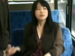 四十路の肉食人妻が公衆便所で不倫相手とガクガク痙攣ファック！浅井舞香