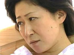 「逝くわ〜また逝くわ〜」寝たきり高齢熟女が巨根の介護士を誘惑して連続痙攣イキ！美里流季