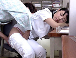 夜勤中に居眠りしていたパイパン看護師が入院患者にイタズラされガクガク痙攣イカされまくる！なごみ