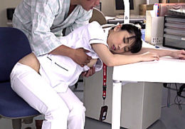 夜勤中に居眠りしていたナースが入院患者に夜這いされハメ潮吹き痙攣イカされまくる！永井みひな