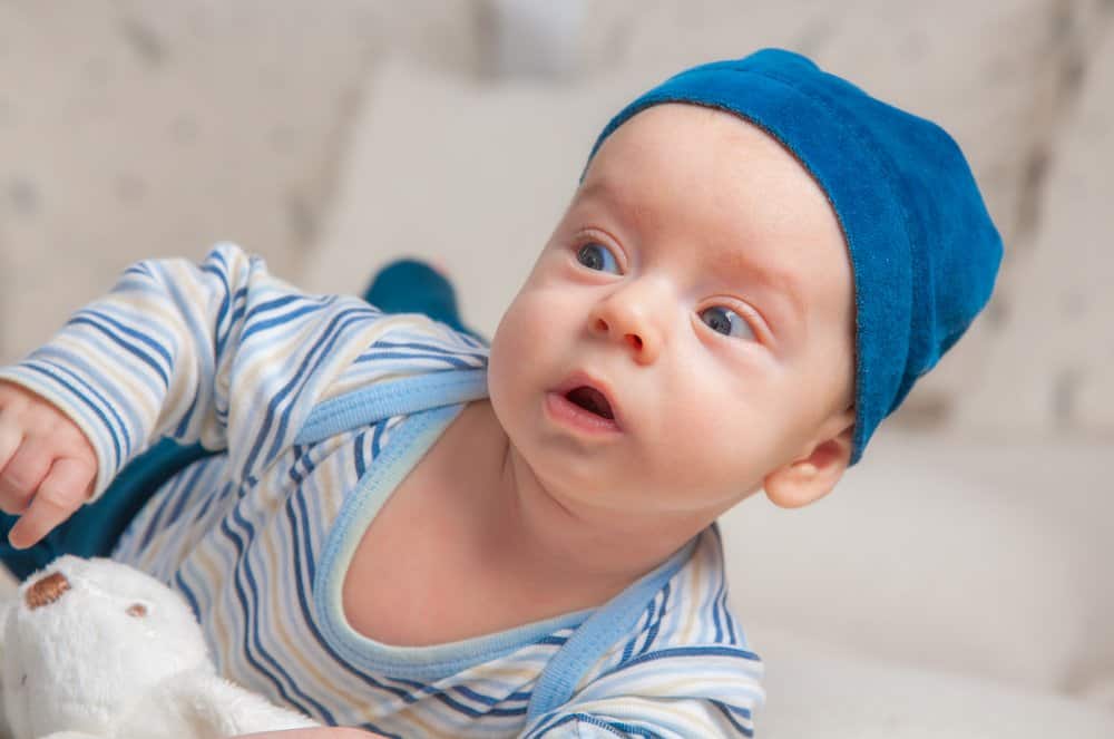 baby boy lifting his head