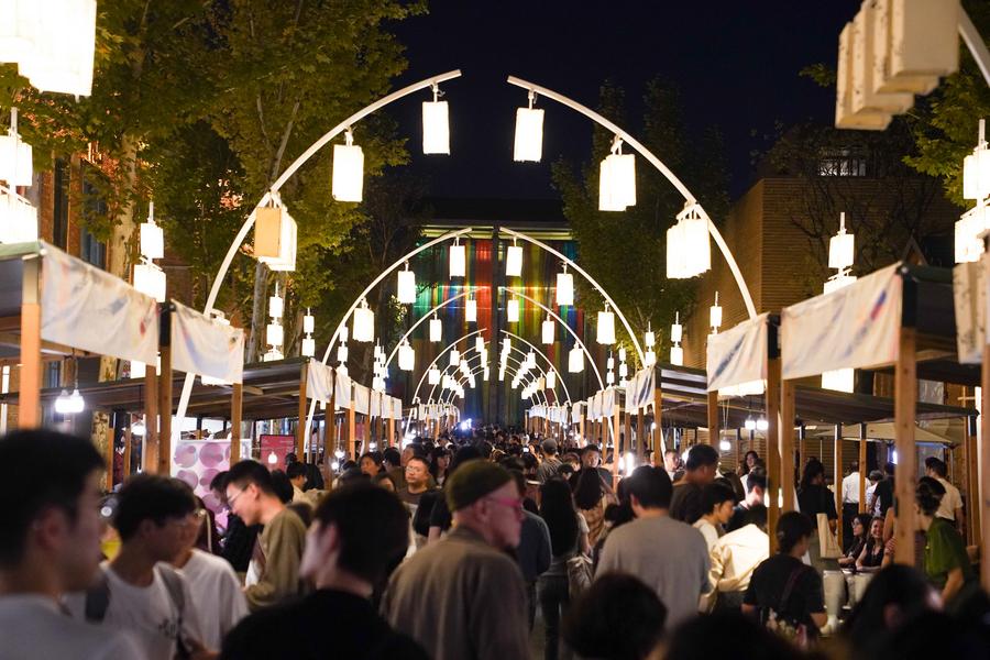 Turistas visitan la Feria de Otoño de las Ferias de Arte de Primavera y Otoño de Taoxichuan 2024, en la ciudad de Jingdezhen, en la provincia oriental china de Jiangxi, el 17 de octubre de 2024. (Xinhua/Zhou Mi)