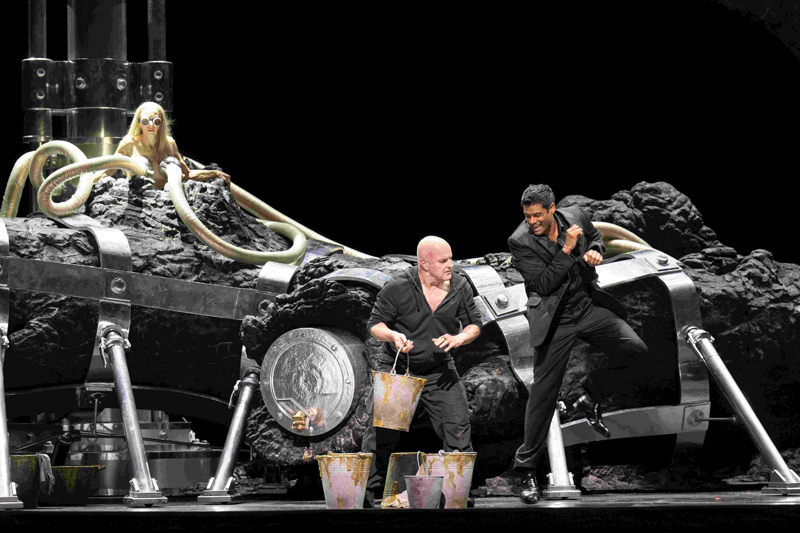 Rose Knox-Peeble (Erda) Christopher Purves (Alberich) Sean Panikkar (Loge)  © 2023 ROH （Photo by Monika Rittershaus）