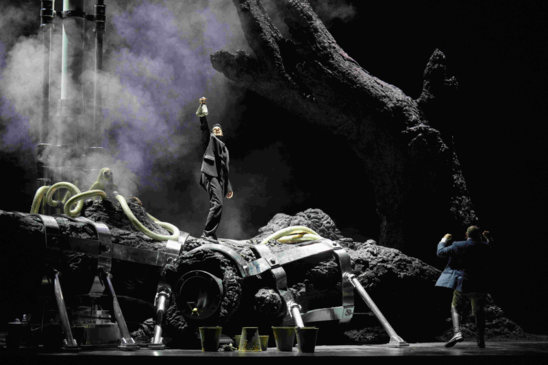 Sean Panikkar (Loge) Christopher Maltman (Wotan)   © 2023 ROH （Photo by Monika Rittershaus）